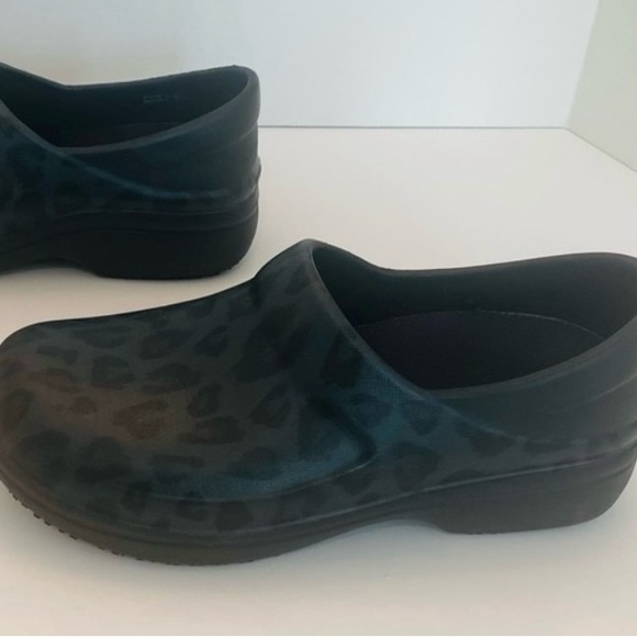 Crocs Gray/Black Women 9W Slip On Inclosed Toe&Heel Professional Nursing Clogs - Picture 9 of 12